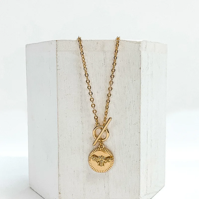 Chain Necklace with Bumble Bee Pendant and Toggle Clasp in Gold