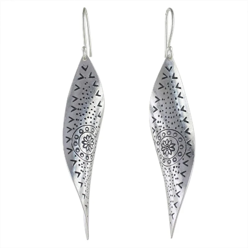 NOVICA Handmade Silver 'Gentle Breeze' Earrings (Thailand) - 3.1*0.6